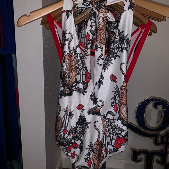 One piece - Picture 2 of 3